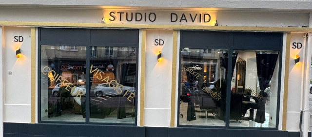 Devanture du Studio David (SD) à Yvetot, façade noire et dorée