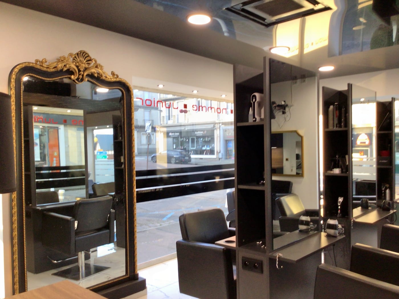 Espace coiffage du Studio David (SD) à Yvetot, miroirs dorés et mobilier noir